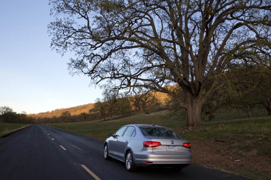  Volkswagen Jetta 2015 года  (US) (фото 17 из 62)